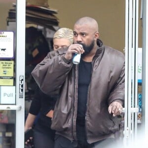 Les petits bonheurs du quotidien, il n'y a que ça de vrai.
Exclusif - Kanye West et sa femme Bianca Censori font le plein d'essence avant d'aller faire des courses à Los Angeles.