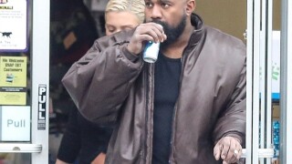 Kanye West remarié : rare apparition avec sa nouvelle femme Bianca... à la station service !