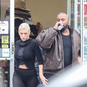 Kanye West et Bianca Censori se sont mariés en janvier 2023.
Exclusif - Kanye West et sa femme Bianca Censori font le plein d'essence avant d'aller faire des courses à Los Angeles, le 21 février 2023.
