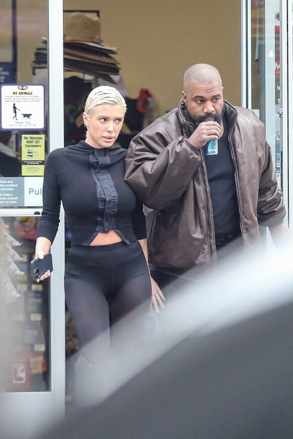 Exclusif - Kanye West et sa femme Bianca Censori font le plein d'essence avant d'aller faire des courses à Los Angeles, le 21 février 2023.