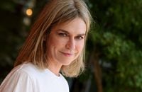 "Ma mère me gardait pour arrondir ses fins de mois" : Marie-Josée Croze adoptée fait des confidences déconcertantes