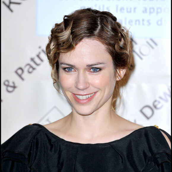 Radieuse, Marie-Josée Croze a toutefois connu des premiers pas dans la vie douloureux.
Marie-Josée Croze lors de la remise du prix Romy Schneider à Paris en 2010