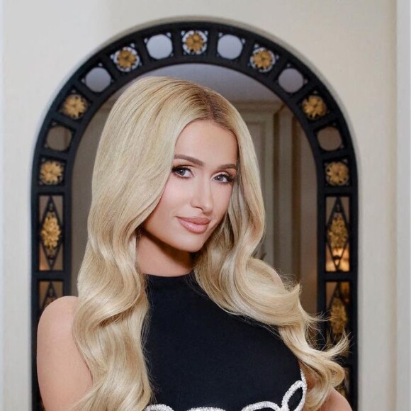 Les soeurs Paris Hilton et Nicky Hilton éblouissent et scintillent alors qu'elles posent ensemble pour la collection Party de Valentino dans cette campagne de décembre 2022.