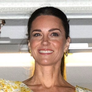 En tout cas, cela ne l'empêche pas de briller en toutes circonstances ! 
Le prince William, duc de Cambridge, et Catherine (Kate) Middleton, duchesse de Cambridge, quittent les Bahamas depuis l'aéroport international Lynden Pindling. Ce départ marque la fin de leur tournée dans les Caraïbes, au nom de la reine pour célébrer son jubilé de platine. Le 26 mars 2022. 