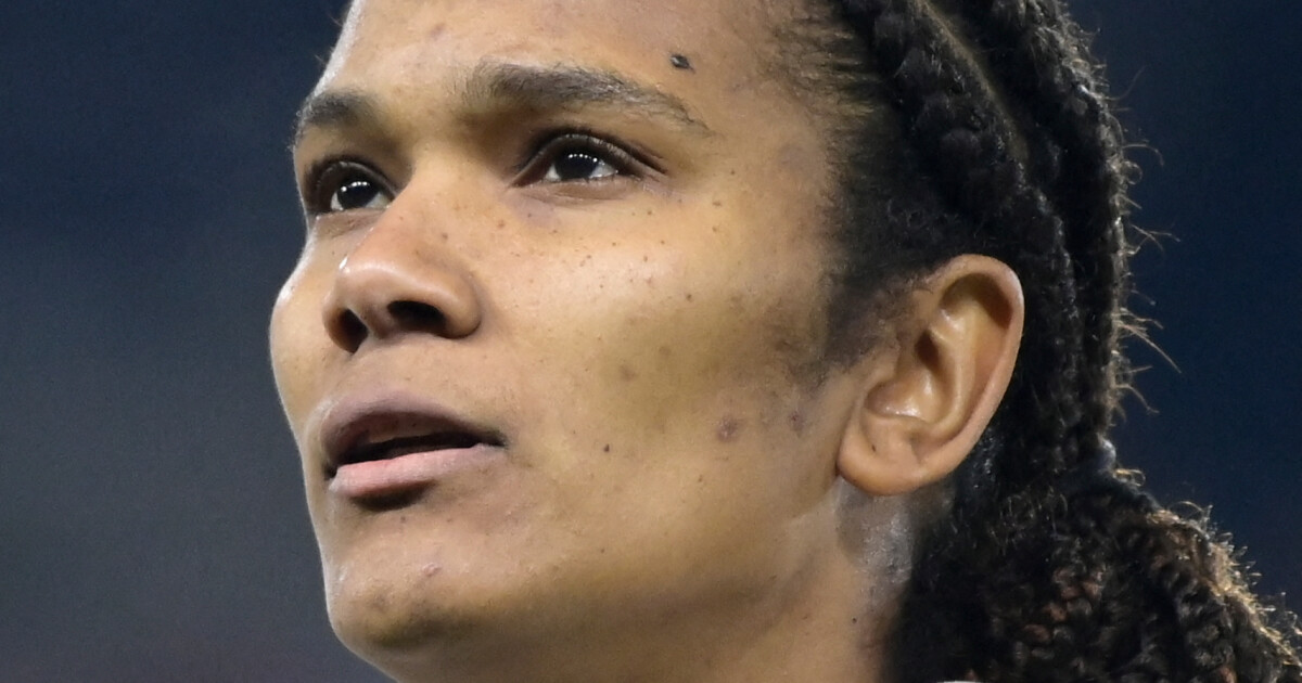 Wendie Renard Claque La Porte De L quipe De France De Football wendie-renard-claque-la-porte-de-l-quipe-de-france-de-football