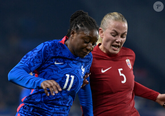 Kadidiatou Diani ( 11 - France ) - Guro Bergsvand ( 5 - Norvège ) - - Match "France - Norvège (0-0)" à Caen, le 21 février 2023. 