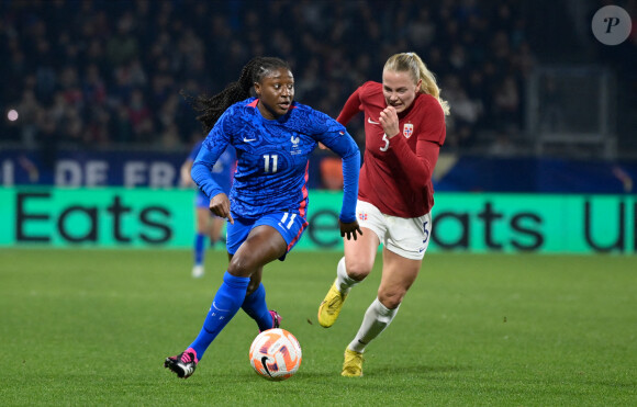 Kadidiatou Diani ( 11 - France ) - Guro Bergsvand ( 5 - Norvège ) - - Match "France - Norvège (0-0)" à Caen, le 21 février 2023.
