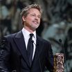 Brad Pitt à Paris pour une apparition surprise aux César : l'acteur avec sa jeune compagne, sublime en robe décolletée