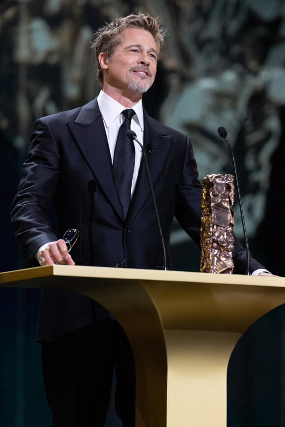 Brad Pitt a créé la surprise en débarquant sur la scène de l'Olympia pour la 48e cérémonie des César.
Brad Pitt - David Fincher reçoit un César d'honneur lors de la 48ème édition des César à l'Olympia à Paris. © Olivier Borde / Dominique Jacovides / Bestimage 