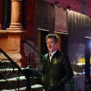 Brad Pitt et George Clooney tournent une scène du film "Wolves" dans le quartier de Chinatown à New York le 17 février 2023. 