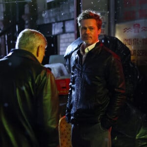Brad Pitt et George Clooney tournent une scène du film "Wolves" dans le quartier de Chinatown à New York le 17 février 2023. 