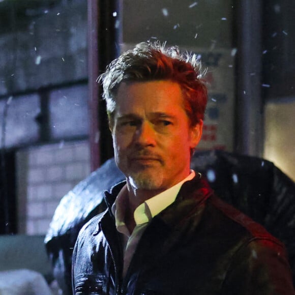 Brad Pitt et George Clooney tournent une scène du film "Wolves" dans le quartier de Chinatown à New York le 17 février 2023. 