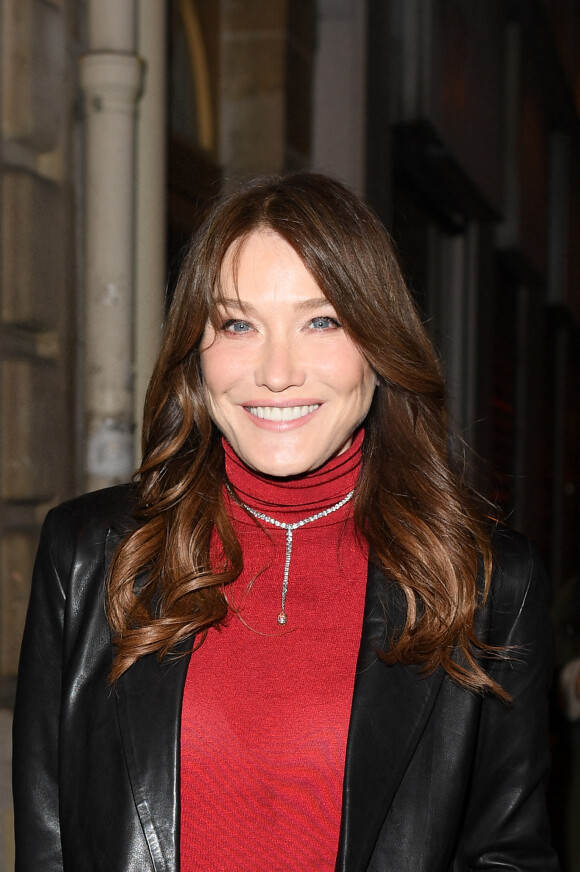 Exclusif - Carla Bruni, accompagnée de son amie Farida Khelfa, arrive au défilé de mode Haute-Couture Jean-Paul Gaultier, au siège parisien du couturier, lors de la Fashion Week Printemps-été 2023 de Paris. Le 25 janvier 2023. 