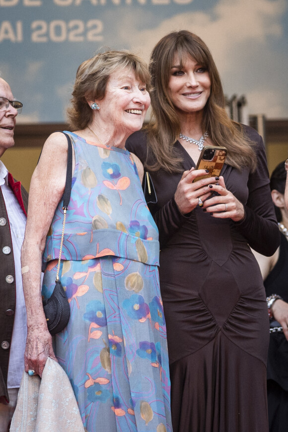 Carla Bruni-Sarkozy et sa mère Marisa Boroni - Montée des marches du film " Les Amandiers " lors du 75ème Festival International du Film de Cannes. Le 22 mai 2022 © Cyril Moreau / Bestimage 