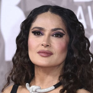 Salma Hayek a adopté une robe signée Saint Laurent
Salma Hayek au photocall de la cérémonie des Brit Awards 2023 à l'O2 Arena à Londres le 11 février 2023.