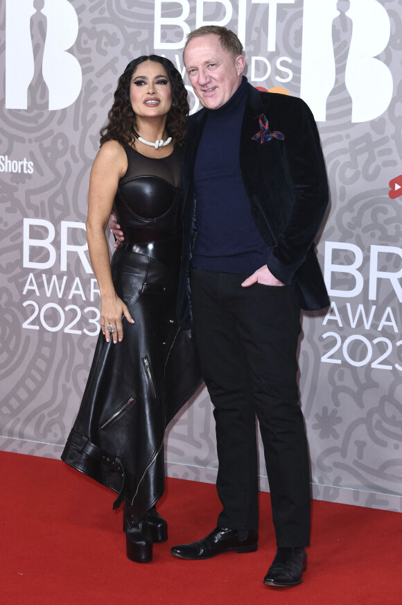 Salma Hayek et son mari Francois-Henri Pinault au photocall de la cérémonie des Brit Awards 2023 à l'O2 Arena à Londres le 11 février 2023.  