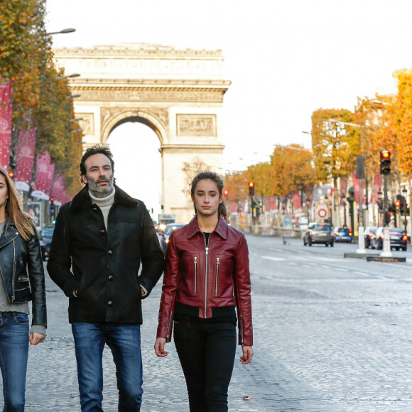 Exclusif - Rendez-vous avec Anthony Delon et ses filles Loup et Liv sur les Champs-Elysées à Paris, France, le 26 novembre 2017. © Philippe Doignon/Bestimage