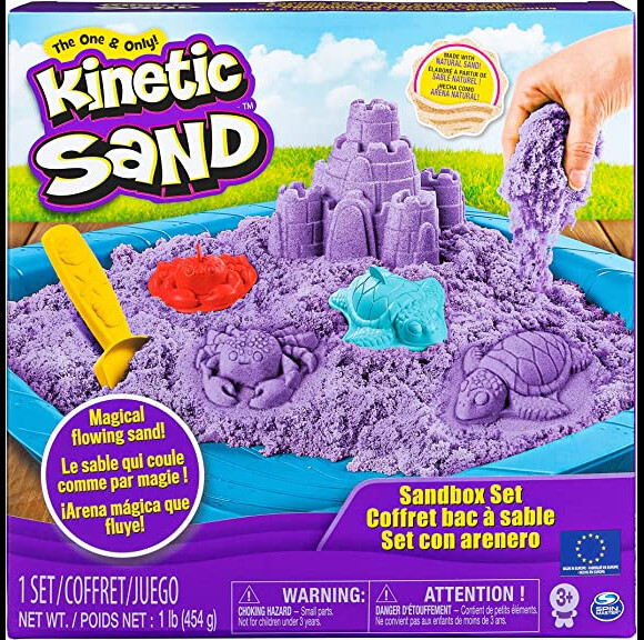 La plage avec ses châteaux et ses animaux sous-marins s'invitent dans la chambre de votre enfant avec ce coffret château bac à sable de Kinetic Sand