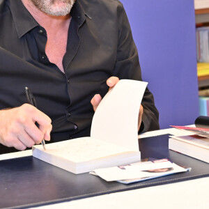 Exclusif - Pierre Palmade lors d'une séance de dédicaces de son livre "Dites à mon père que je suis célèbre" à la librairie Lamartine dans le 16ème arrondissement de Paris, France, le 28 mai 2019. © Francis Petit/Bestimage 