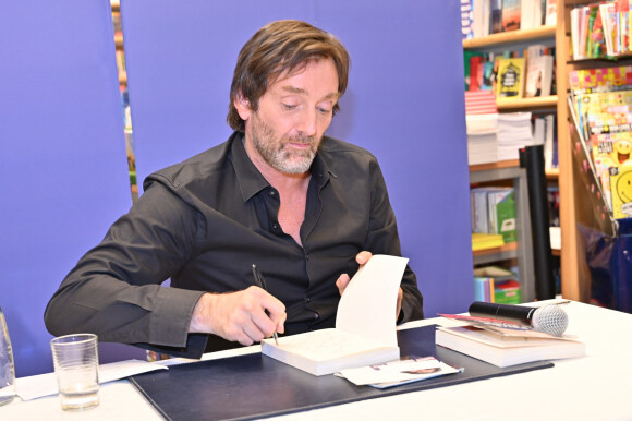 Exclusif - Pierre Palmade lors d'une séance de dédicaces de son livre "Dites à mon père que je suis célèbre" à la librairie Lamartine dans le 16ème arrondissement de Paris, France, le 28 mai 2019. © Francis Petit/Bestimage 