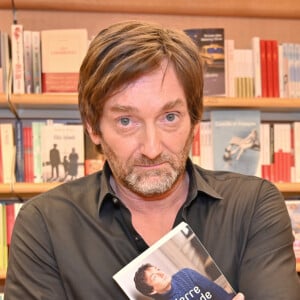 Exclusif - Pierre Palmade lors d'une séance de dédicaces de son livre "Dites à mon père que je suis célèbre" à la librairie Lamartine dans le 16ème arrondissement de Paris, France,© Francis Petit/Bestimage