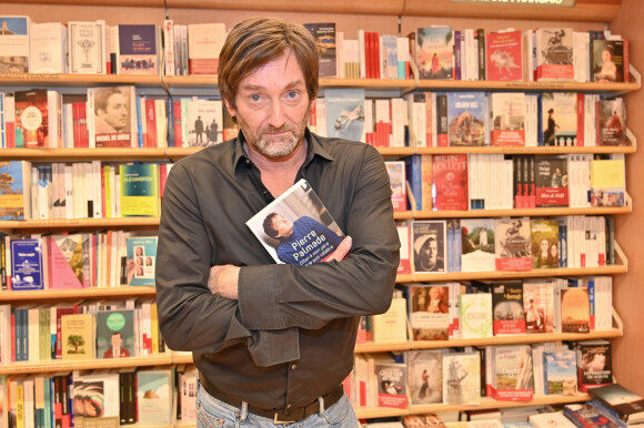 Exclusif - Pierre Palmade lors d'une séance de dédicaces de son livre "Dites à mon père que je suis célèbre" à la librairie Lamartine dans le 16ème arrondissement de Paris, France,© Francis Petit/Bestimage