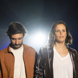 Exclusif - Jeremy Frerot et sa femme Laure Manaudou - Backstage - Enregistrement de l'émission "La Chanson secrète 11" à Paris, diffusée le 24 juin sur TF1. Le 15 janvier 2022 Après le succès des précédentes éditions, « LA CHANSON SECRETE », présentée par N.Aliagas et produite par DMLS TV, revient sur TF1. 8 artistes ne savent rien de ce qui va se passer pour eux ! Ils ont accepté de jouer le jeu, de se laisser totalement surprendre, émouvoir, parfois même déstabiliser car ils vont découvrir en même temps que les téléspectateurs une surprise : une chanson qui leur est chère revisitée et réinterprétée par un artiste. Des mises en scène spectaculaires au service de l’émotion… Et des émotions fortes pour l’artiste assis dans le fauteuil grâce à la venue sur le plateau de proches et d’invités inattendus. Les téléspectateurs seront aux premières loges pour vivre ces moments d’intimité musicale rare. Dans ce nouveau numéro, un couple rare en télévision, un chef étoilé, un invité piégé venu pour répéter une surprise à un autre guest sans s'attendre à être lui-même invité dans le fauteuil, des participants exceptionnels tels que le frère d'un guest pour la première fois en France... © Cyril Moreau / Bestimage