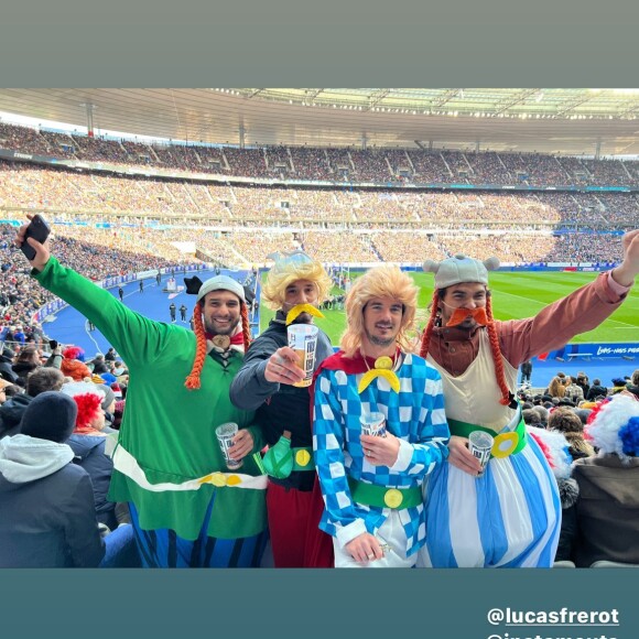 Comme Laure Manaudou l'a montré sur Instagram, son mari était déguisé en Astérix !
 
Jérémy Frérot au Stade France avec des amis et son frère, Lucas
