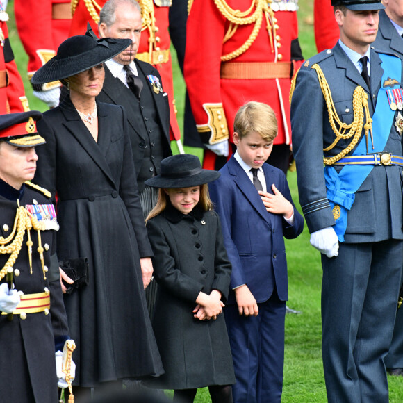Kate Catherine Middleton, princesse de Galles (robe Alexander McQueen), la princesse Charlotte et le prince George, le prince de Galles William - Procession du cercueil de la reine Elizabeth II d'Angleterre de l'Abbaye de Westminster à Wellington Arch à Hyde Park Corner. Le 19 septembre 2022 