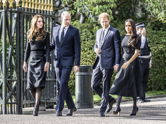 Le prince Harry et son frère, le prince William, se sont éloignés après une dispute entre leurs femmes, Kate Middleton et Meghan Markle. 
Le prince de Galles William, la princesse de Galles Kate Catherine Middleton, le prince Harry, duc de Sussex, Meghan Markle, duchesse de Sussex
