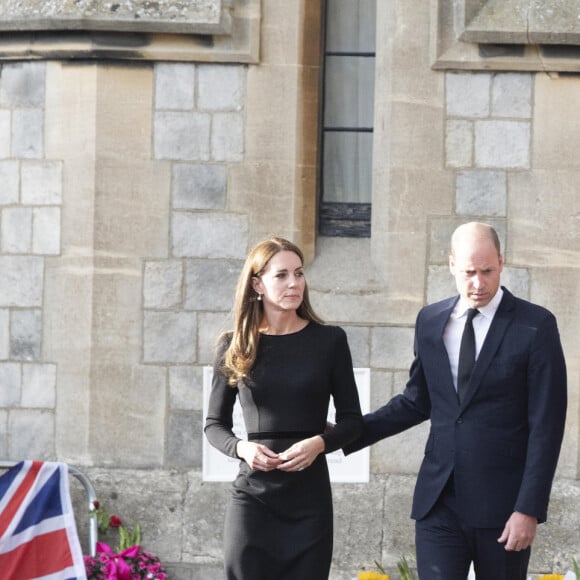 Le prince de Galles William, la princesse de Galles Kate Catherine Middleton, le prince Harry, duc de Sussex, Meghan Markle, duchesse de Sussex à la rencontre de la foule devant le château de Windsor, suite au décès de la reine Elisabeth II d'Angleterre. Le 10 septembre 2022 