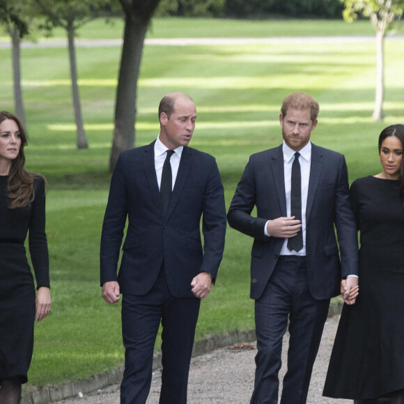 Les deux couples ne se sont jamais vraiment réconciliés. 
Le prince de Galles William, la princesse de Galles Kate Catherine Middleton, le prince Harry, duc de Sussex, Meghan Markle, duchesse de Sussex à la rencontre de la foule devant le château de Windsor, suite au décès de la reine Elisabeth II d'Angleterre. Le 10 septembre 2022 