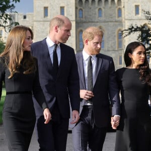 Le prince de Galles William et la princesse de Galles Kate Catherine Middleton et le prince Harry, duc de Sussex et Meghan Markle, duchesse de Sussex à la rencontre de la foule devant le château de Windsor, suite au décès de la reine Elisabeth II d'Angleterre. Le 10 septembre 2022 