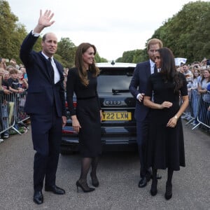 Le prince de Galles William et la princesse de Galles Kate Catherine Middleton et le prince Harry, duc de Sussex et Meghan Markle, duchesse de Sussex à la rencontre de la foule devant le château de Windsor, suite au décès de la reine Elisabeth II d'Angleterre. Le 10 septembre 2022 