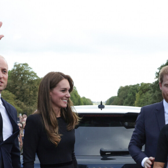 Le prince de Galles William et la princesse de Galles Kate Catherine Middleton et le prince Harry, duc de Sussex et Meghan Markle, duchesse de Sussex à la rencontre de la foule devant le château de Windsor, suite au décès de la reine Elisabeth II d'Angleterre. Le 10 septembre 2022 