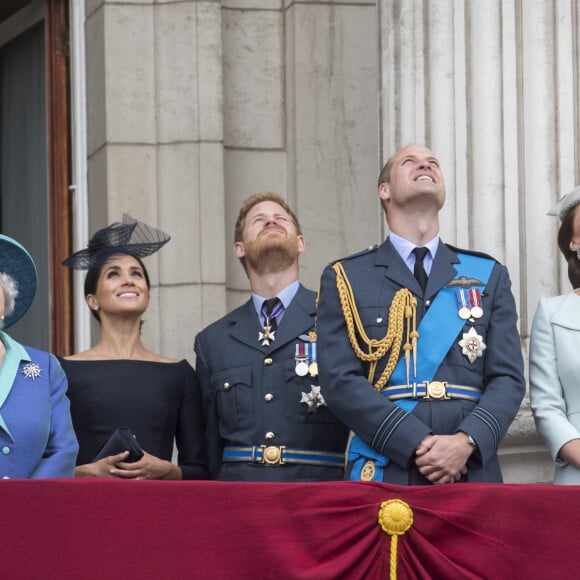 La reine Elisabeth II d'Angleterre, Meghan Markle, duchesse de Sussex (habillée en Dior Haute Couture par Maria Grazia Chiuri), le prince Harry, duc de Sussex, le prince William, duc de Cambridge, Kate Catherine Middleton, duchesse de Cambridge - La famille royale d'Angleterre lors de la parade aérienne de la RAF pour le centième anniversaire au palais de Buckingham à Londres. Le 10 juillet 2018 