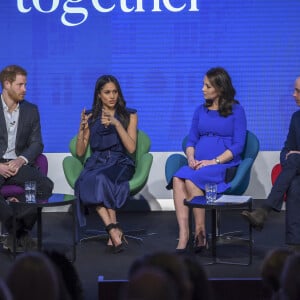 Il raconte qu'ils se sont retrouvés tous les 4 pour le thé chez Kate Middleton et le prince William avant que la situation ne dégénère.
Le prince William, duc de Cambridge, Catherine (Kate) Middleton, duchesse de Cambridge (enceinte), le prince Harry et sa fiancée Meghan Markle assistent au premier forum annuel de la Royal Foundation qui se tient à Aviva le 28 février 2018 à Londres, en Angleterre. Sur le thème "Faire la différence ensemble", l'événement présentera les programmes lancés ou initiés par la Royal Foundation. 