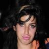 Amy Winehouse sort de son pub préféré avec des amies. Londres, le 21/02/2010