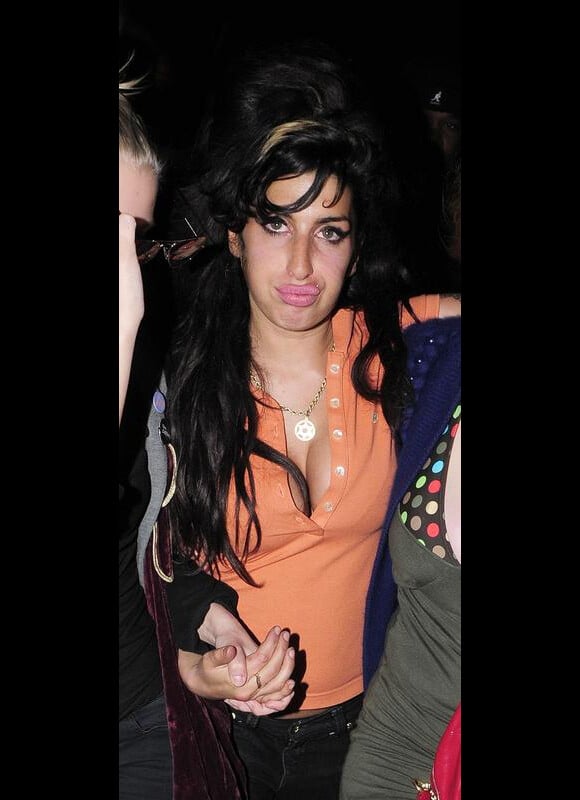 Quand Amy Winehouse fait l'amour à la caméra, toute poitrine