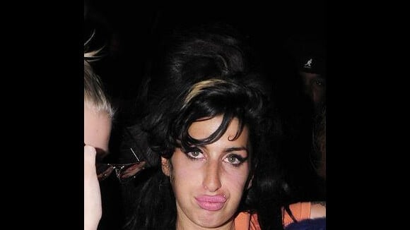 Quand Amy Winehouse fait l'amour à la caméra, toute poitrine dehors ! C'est drôle... mais pas très sexy !