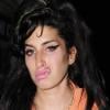 Amy Winehouse sort de son pub préféré avec des amies. Londres, le 21/02/2010
