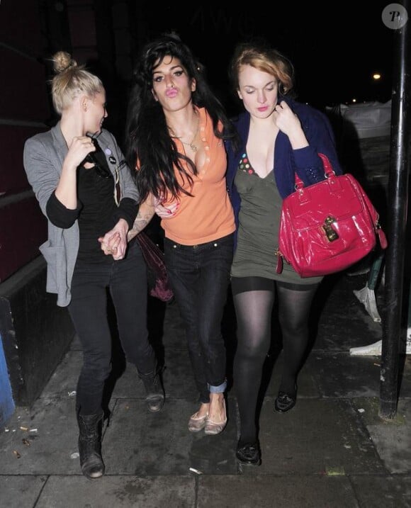Amy Winehouse sort de son pub préféré avec des amies. Londres, le 21/02/2010