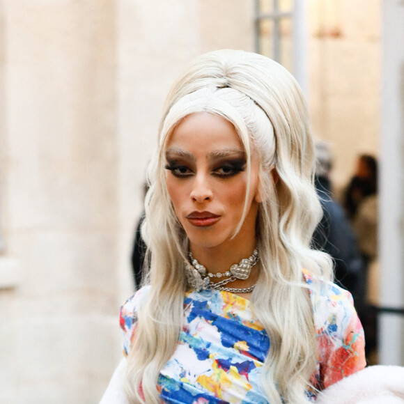 C'est une bouffée d'air après une énième polémique inutile.
Bilal Hassani défile pour la collection femmes prêt-à-porter automne-hiver 2023-2024 "Weinsanto" lors de la Fashion Week de Paris. Le 27 février 2023. © Christophe Clovis / Bestimage