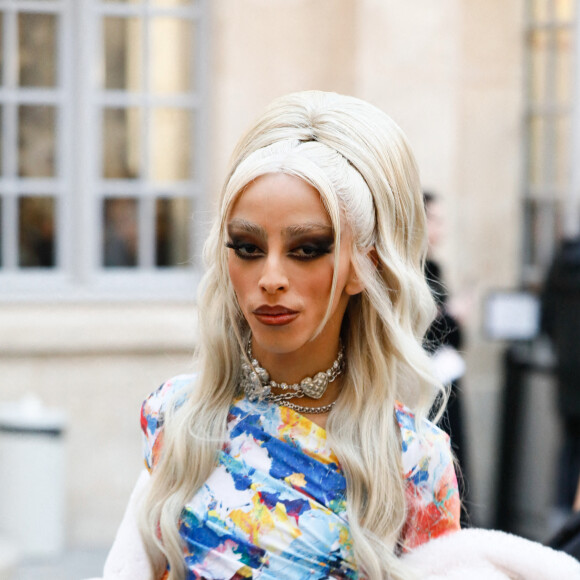 Bilal Hassani a révélé un clip très sulfureux avec l'acteur de porno gay François Sagat.
Bilal Hassani défile pour la collection femmes prêt-à-porter automne-hiver 2023-2024 "Weinsanto" lors de la Fashion Week de Paris. Le 27 février 2023. © Christophe Clovis / Bestimage