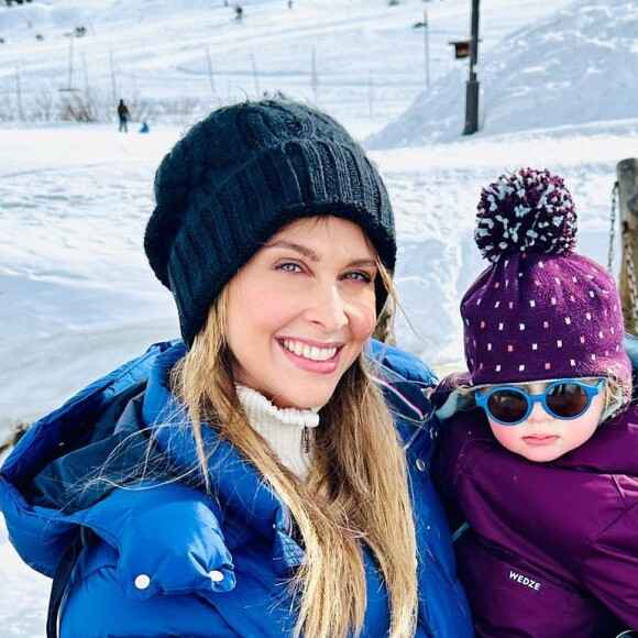Elle a dont posté plusieurs photos, dont une avec sa fille Valentine...
Ophélie Meunier en vacances à la montagne avec sa petite famille.