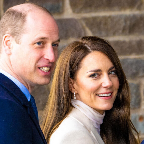 Elle était bien sûr accompagnée du prince William. 
Le prince William, prince de Galles, et Catherine (Kate) Middleton, princesse de Galles, arrivent au centre de loisirs et de remise en forme Aberavon à Port Talbot, pour rencontrer les communautés locales et découvrir comment le sport et l'exercice peuvent favoriser la santé mentale et le bien-être. Le 28 février 2023. Sur place, ils ont participé à un cours de spinning. 