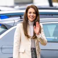 Kate Middleton renversante : jupe à 20€ et sacré brushing pour une activité physique, et imprévue, avec William