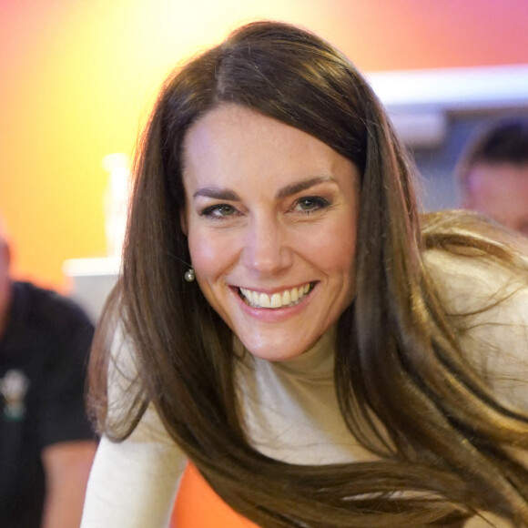 Le prince William, prince de Galles, et Catherine (Kate) Middleton, princesse de Galles, participent à un cours de spinning lors d'une visite au centre de loisirs et de remise en forme Aberavon à Port Talbot, pour rencontrer les communautés locales et découvrir comment le sport et l'exercice peuvent favoriser la santé mentale et le bien-être. Le 28 février 2023. 