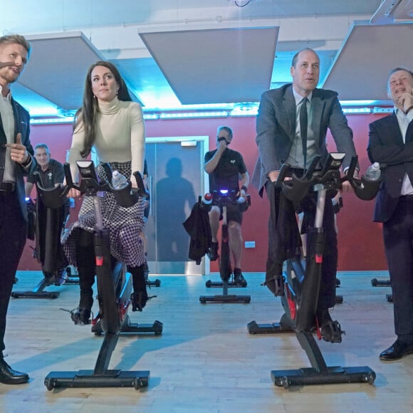 Un moment très apprécié par le public présent. 
Le prince William, prince de Galles, et Catherine (Kate) Middleton, princesse de Galles, participent à un cours de spinning lors d'une visite au centre de loisirs et de remise en forme Aberavon à Port Talbot, pour rencontrer les communautés locales et découvrir comment le sport et l'exercice peuvent favoriser la santé mentale et le bien-être. Le 28 février 2023. 