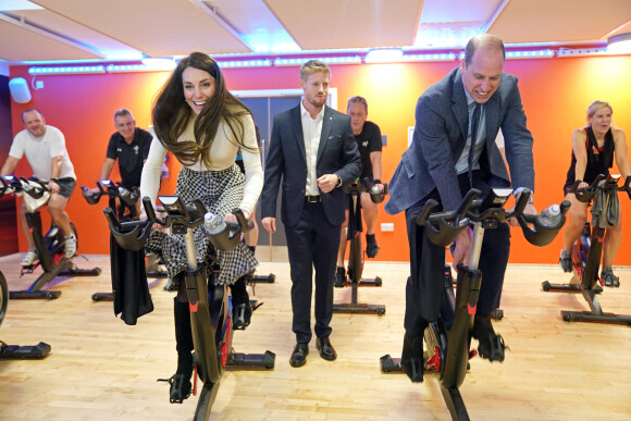 Le prince William, prince de Galles, et Catherine (Kate) Middleton, princesse de Galles, participent à un cours de spinning lors d'une visite au centre de loisirs et de remise en forme Aberavon à Port Talbot, pour rencontrer les communautés locales et découvrir comment le sport et l'exercice peuvent favoriser la santé mentale et le bien-être. Le 28 février 2023. 